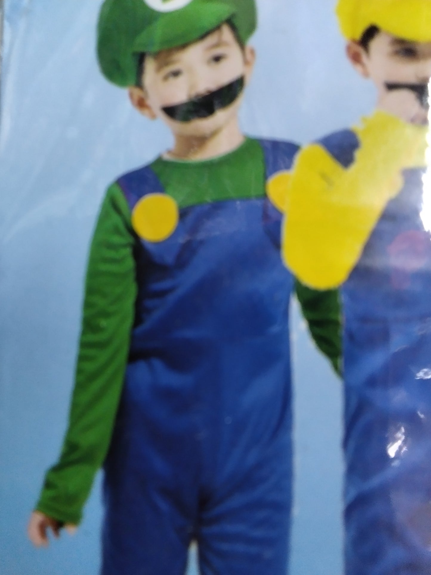 Niño plomero verde
